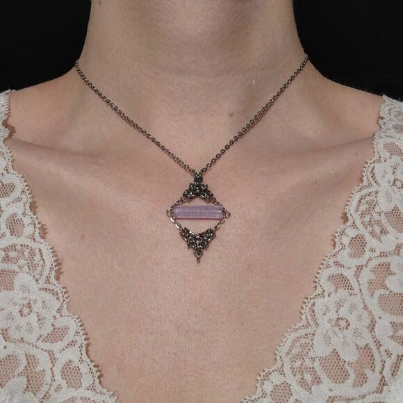 Gothic fairy purple diamond-shape necklace with a small silver chain - Picture 2 of 9